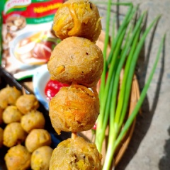 Dùng tăm que xiêng qua cá viên chiên để trông đẹp mắt hơn. Ăn cùng tương cà hoặc tương ớt rất là ngon.