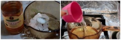 Đầu tiên bạn có thể tiến hành đun nước giấm đường. Cho 500g đường phèn, 500ml giấm, 1 lít nước, 1/2 muỗng cà phê muối, đun cho tan đường và muối, tắt bếp để nước ngâm được nguội.