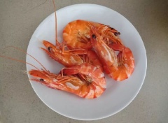 Cắt bỏ chân nấm đông cô, rửa sạch rồi đem luộc chín nấm. Nhặt sạch cải thìa, rửa sạch, cắt cải thìa thành khúc ngắn, đem luộc chín. Cả 2 vớt ra cho vào nước đá lạnh ngâm, sau đó vớt ra để ráo. Cắt chả cá thành lát mỏng. Rửa sạch tôm tươi, luộc chín rồi bóc vỏ. Đem cắt hạt lưu một nửa chỗ tôm, còn tôm luộc còn lại thì đem chẻ đôi để trang trí mặt trứng hấp Nhật Bản.