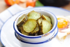 Bạn hãy làm một hũ để dành ăn cùng cơm nóng, bánh mì hay kho cá, kho thịt đều hợp nhé!