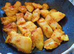 Bắc chảo lên bếp, cho 3 muỗng canh dầu vào sau đó cho cá vào chiên vàng (thời gian khoảng 5-7 phút). Tiếp đến cho thì là và hành lá thái khúc vào đảo 1-2 phút là tắt bếp.