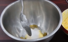 Múc 1 muỗng canh hỗn hợp trứng, dầu ăn ra tô khác. Cho 1 muỗng canh nước mắm, 1 muỗng canh đường trắng vào, khuấy đều tay theo 1 chiều để hỗn hợp hòa quyện vào nhau. Cho hỗn hợp này vào hỗn hợp trứng, dầu ăn ban đầu, khuấy đều.