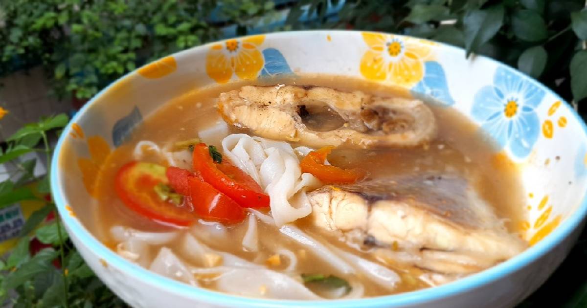 Mì cá nấu cà chua