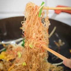 Nước sốt: Cho 1 muỗng canh nước tương, 1/2 muỗng cà phê đường, 1 muỗng cà phê dầu mè vào chén khuấy đều, cho chén nước sốt vào chảo, đảo đều, làm tơi miến ra, nêm nếm vừa ăn. Tắt bếp, cho muối và hạt tiêu vào chảo và trộn đều.
