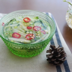 Sau đó thêm vào 2 chén nước lọc, 3 muỗng canh giấm, 1 muỗng canh rượu mơ, 1 muỗng cà phê đường và ít muối, khuấy đều là có thể dùng.