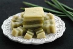 Bánh để thật nguội mới lấy ra khỏi khuôn, dùng dao sắc hoặc một sợi chỉ căng vào 2 đầu ngón tay ấn mạnh từ trên xuống để cắt bánh rồi thưởng thức.