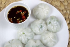 Trong khi chờ hấp bánh, bạn cho vào tô gồm: 1.5 muỗng canh nước, 2 muỗng canh nước tương, 1/2 muỗng canh đường, 1 trái ớt thái nhỏ, 1/2 muỗng canh giấm, và 1/8-1/4 muỗng cà phê muối. Trộn đều nước sốt, sau đó cho vào lò vi sóng trong 30 giây với công suất cao. Bánh hấp nhân hẹ Trung Quốc hấp chín bày trí ra đĩa, phết ít dầu tỏi, chấm ăn cùng nước sốt mới pha nhé!