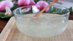 250gr nha đam cắt hạt lựu ngâm với 300ml nước có pha 1/4 muỗng cà phê muối trong 15 phút cho nha đam hết đắng rồi rửa lại cho sạch.