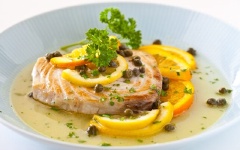 Đổ ra đĩa, trang trí với vài cọng ngò rí nữa là xong! Cùng cả nhà thưởng thức món cá phi lê sốt cam nào.