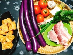 Cà tím (cà nâu) mua về rửa sạch, cắt bỏ núm sau đó thái miếng vát chéo rồi ngâm cà vào âu nước muối loãng 15 phút, vớt cà ra rửa lại một lần nữa cho sạch.