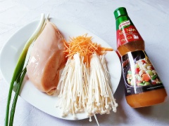 Cắt ức gà miếng mỏng vừa, nấm rửa sạch, cắt khúc, cà rốt bào sợi, hành lá trụng với nước sôi để nguội. Ướp 2 muỗng xốt Nêm Đậm Đặc Thịt Gà của Knorr với ức gà đã cắt miếng, để 10 phút cho thịt thấm vị.