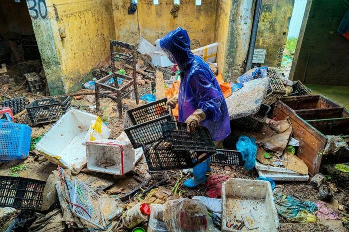 Nước lũ ngập đến cổ, tiểu thương ở Quảng Ninh mất trắng sau một đêm - Báo Tiền Phong