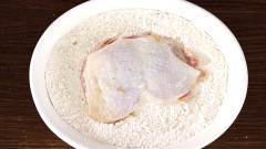Tiếp đến, áo gà qua lớp bột khô để gà khi chiên lên được giòn và xù. Cho vào âu 200gr bột mì đa dụng, 100gr bột bắp, 1 muỗng canh muối, 1 muỗng canh bột tỏi và 1 muỗng canh bột ớt rồi trộn đều. Sau đó cho thịt gà đã ướp áo qua lớp bột khô.