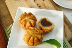 Bánh trung thu chiên có lớp vỏ ngoài giòn nở bung thành nhiều lớp cùng nhân đậu đỏ bắt mắt và bùi thơm hấp dẫn chắc chắn sẽ đem lại cảm giác mới lạ cho cả nhà vào dịp Trung thu này đấy. Nếu thích bạn có thể làm nhiều loại nhân khác nhau nhé!