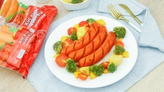 So với các công thức xúc xích nướng thông thường thì món xúc xích nướng giấm Balsamic sẽ tạo hương vị thơm ngon hơn và không bị ngấy, giúp bạn cảm nhận được hương vị mới lạ hơn thường ngày. Với hướng dẫn của Le Gourmet trên đây sẽ mang tới cho bữa ăn gia đình bạn món ăn vừa bổ dưỡng vừa rất đẹp mắt!