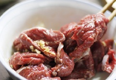 Thịt bò rửa sạch, ướp với 1/2 muỗng canh nước tương, 2 muỗng cà phê dầu ăn, 1 muỗng cà phê hạt nêm, 1/2 muỗng cà phê đường, 1 muỗng cà phê tỏi băm trong khoảng 15 phút. Xà lách lấy lá rửa sạch. Cà chua rửa sạch, cắt lát.