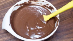 Cắt nhỏ chocolate cho vào to lớn đặt lên nồi nhỏ, đun cách thủy cho tan chảy chocolate, sau đó cho nước cốt dừa và đường và khuấy đều thành hỗn hợp đồng nhất.