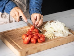 Cà chua bi rửa sạch, thái đôi. Hành tây làm sạch, thái sợi. Tỏi băm nhỏ. Lúa mạch vo sạch. Bắc chảo lên bếp, cho nước, cà chua bi, hành tây, tỏi băm, lúa mạch vào đun với lửa vừa.