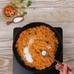 Bắc chảo cho 20gr bơ thực vật vào cùng tôm khô đã giã ở lửa nhỏ vừa, đảo đều tay cho đến khi ruốc hơi ráo thì cho tiếp 1 muỗng canh nước mắm và 2 muỗng canh đường vào, xào tiếp cho đến khi ruốc tơi ra, hơi vàng là được.