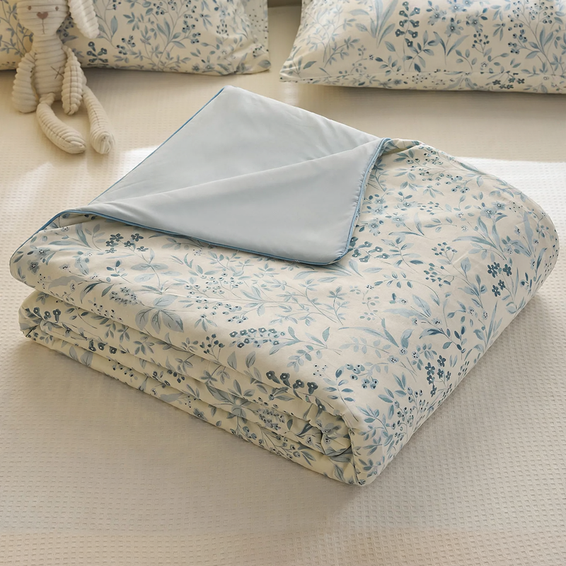 Light summer cooling blanket with cooling fibers