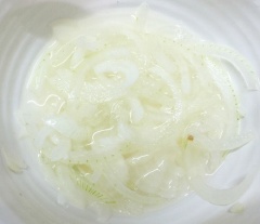 Hành tây bóc vỏ, cắt mỏng, ngâm với nước có pha 1 muỗng canh đường trắng, 1 muỗng canh giấm cho bớt hăng.
