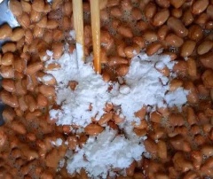 Thêm 20gr bột mì vào hỗn hợp. Trộn thật đều hỗn hợp đường, trứng, đậu phộng và bột. Đổ 200ml dầu, đun nóng dầu trong lửa nhỏ và rang đậu phộng trong khoảng 10 phút. Bạn cũng có thể cho thêm ớt nếu thích ăn cay.