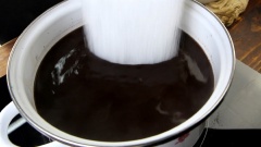 Đậu đen ngâm qua đêm để đậu mềm. Sau đó cho đậu đen vào nồi, thêm 1.5 lít nước rồi nấu với lửa vừa, chú ý khuấy đậu để không bị dính nồi. Nấu khoảng 25-30 phút thì thử thấy đậu mềm, ta cho 250gr đường vào khuấy tan đường, tắt bếp bắc nồi xuống để riêng.