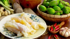 Ngâm cóc non vào nước muối trong ít phút rồi rửa sạch, chẻ múi cau. Dùng cóc non để làm gân bò trộn cóc sẽ ít bị sơ, dễ sơ chế hơn.