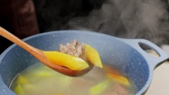 Hầm đuôi heo: Phi thơm hành tỏi băm với một ít dầu. Cho đuôi heo vào đảo đều đến khi săn lại, thêm nước vào ngập cả mặt phần đuôi heo. Hầm khoảng 30 phút với lửa nhỏ, dùng nĩa thử đâm vào đuôi heo, thấy đâm vào dễ dàng, cảm nhận thịt mềm là được, vớt bọt thường xuyên và nêm gia vị cho vừa ăn. Cho đu đủ vào nồi hầm tiếp khoảng từ 10 - 15 phút hoặc thử thấy đu đủ vừa chín tới, thêm góc hành vào là có thể tắt bếp. Trong lúc hầm nên vớt bọt thường xuyên giúp nước canh trong và ngon hơn.