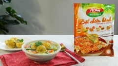 Múc súp bánh bạch tuộc ra tô, trang trí với ngò rí và thưởng thức khi còn nóng.