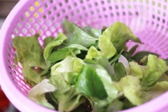 Trong lúc luộc thịt tranh thủ chần bún với nước sôi. Xà lách, diếp cá và húng quế nhặt sạch, rửa sạch rồi để ráo nước.