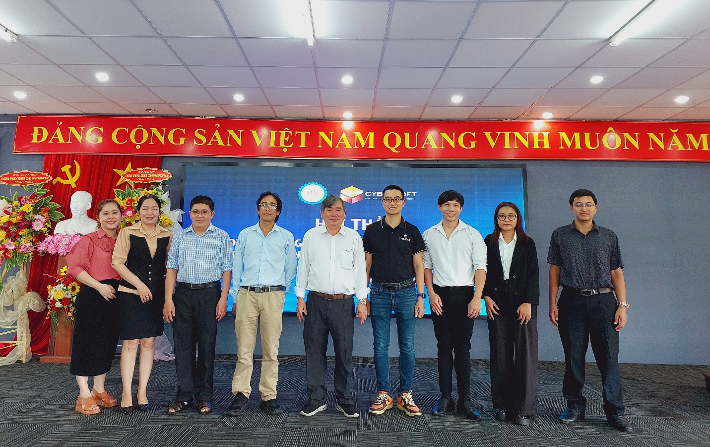 Quý thầy cô và công ty CyberSoft chụp ảnh lưu niệm cuối chương trình