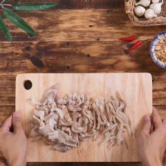 Tôm sú bóc vỏ, bỏ đầu, lấy chỉ lưng, chừa đuôi. Bắc nồi nước sôi lên bếp, cho vào 1tsp muối và 5gr gừng, cho 500gr tai heo vào nồi luộc chín. Tai heo gần chín thì cho 300gr tôm sú vào nồi luộc chín. Khi tai heo chín, vớt ra, ngâm vào nước đá cho giòn, sau đó cắt sợi vừa ăn.