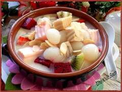 Thanh long ruột đỏ, dâu tây và kiwi bạn cắt nhỏ thành những miếng vừa ăn. Cho các miếng khúc bạch đa vị vào chén cùng đá, trái cây đủ loại, chan nước đường vào là hoàn tất. Nếu bạn nào muốn mùi vị thơm béo hơn thì có thể cho thêm sữa tươi hay nước cốt dừa.
