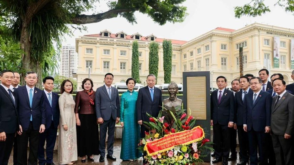 Tổng Bí thư, Chủ tịch nước Tô Lâm dâng hoa tưởng niệm Chủ tịch Hồ Chí Minh tại Singapore - Đài Phát thanh và truyền hình Hà Nội