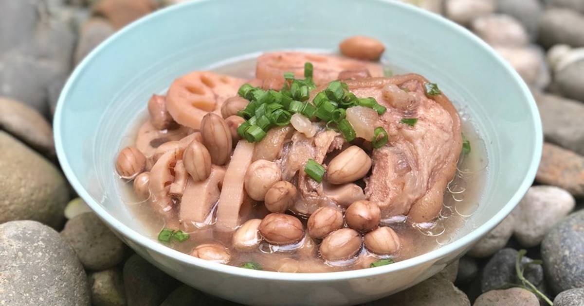 Canh Giò Heo Hầm Đậu Phụng Củ Sen