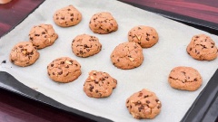 Bánh quy bơ chocolate chip siêu thơm béo, giòn tan trong miệng. Đặc biệt sự có mặt của các viên chocolate chip đen huyền giúp tô điểm cho món bánh trông thêm đặc sắc.