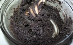 Đánh bông kem whipping, lấy 2/3 lượng kem trộn với vỏ bánh oreo nghiền nhuyễn tạo thành hỗn hợp kem chocolate đen. Cho kem đen và trắng vào túi bắt kem.