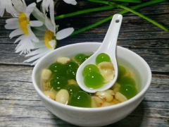 Múc chè ra ly/chén dùng nóng hay nguội đều rất thơm ngon. Nếu bạn thích ăn chè đá thì cho thêm đường khi nấu hoặc cất chè vào ngăn mát tủ lạnh dùng dần. Vị thơm ngon, thanh mát của món chè này chắc chắn ai cũng thích. Sự kết hợp hài hòa của hạt sen và những viên rau câu lá dứa xanh thơm mát, tạo nên một món chè thơm ngon, ngọt bùi quyện trong màu xanh non thật đẹp mắt.