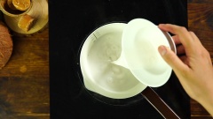 Làm nước cốt dừa: Cho 150ml nước cốt dừa loãng lên bếp, cho vào 50gr đường và khuấy đều, đun lửa nhỏ, sau đó cho tiếp 50ml nước hòa 1 muỗng canh bột năng, khuấy đều tay đến khi sệt thì tắt bếp.