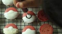 Tạo hình Pokéball cho macaron bằng sô cô la trắng và chocolate đen đun chảy.