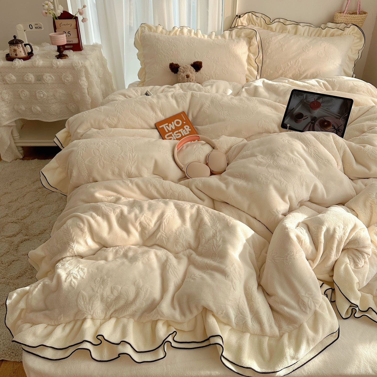 Milk Fiber Bedding Set with Lace Edge