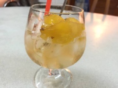 Cho thức uống ra ly và dùng lạnh. Mùi vị của cocktail trái thơm này thì ngon hết ý!