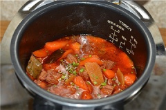 Đậy nắp nồi cơm điện và nhấn nút Nấu (Cook) trong vòng khoảng 1 giờ đồng hồ thì rút dây điện ra. Chờ khoảng 15 phút sau thì mở nắp, cho cà rốt vào rồi nấu thêm chừng 30 phút nữa là được.