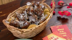 Tết sắp đến rồi, nếu bạn muốn có những món kẹo handmade để tiếp khách, còn chờ gì mà không thử trổ tài làm kẹo chuối đen cùng Cooky nào, tùy hơi lâu nhưng thảnh phẩm sẽ khiến những vị khách tới thăm nhà phải trầm trồ vì độ ngon của nó đấy.