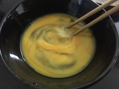 Trứng đánh tan, cho vào trứng 1/3 muỗng muối