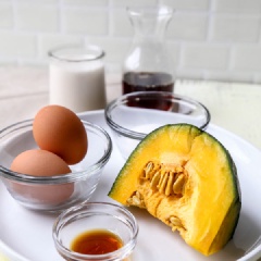 Gọt vỏ bí đỏ, cắt bỏ phần ruột và hột bên trong, rửa thật sạch. Cắt bí đỏ thành từng miếng nhỏ. Chế nước vào nồi, nấu sôi, cho bí đỏ vào luộc 5 - 7 phút đến khi thấy bí chín mềm thì tắt bếp. Vớt bí đỏ ra, cho bí vào máy xay cùng 120ml sữa hạnh nhân không đường, 40gr đường trắng. Bật máy và xay thật nhuyễn mịn hỗn hợp.