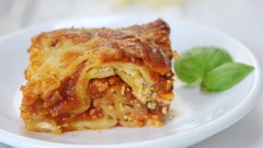 Cách làm Lasagna thật đơn giản đúng không nào? Món Lasagna hấp dẫn bởi vị béo ngậy của phô mai, kết hợp cùng sốt bò Bolognese thơm ngon. Những ai là tín đồ của món Âu hay ẩm thực nước Ý thì đừng bỏ qua món này nha, rất đáng để thử. Nếu cuối tuần bạn vẫn chưa biết làm món nào thay đổi cho gia đình thì thử ngay món Lasagna này nhé, ai cũng sẽ trầm trồ kinh ngạc và thích thú cho mà xem.