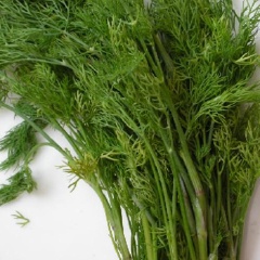Hành lá và thì là rửa sạch, cắt khúc dài.