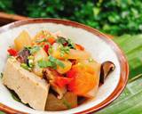 Cho các nguyên liệu vào nồi/thố.
Ướp hạt nêm, muối, nước tương, dầu ăn…
Ướp 40-60 phút. 
Bật bếp kho nhỏ lửa (không cần cho thêm nước hoặc thêm 2 muỗng canh nước hoặc nước ngâm nấm). 
Kho khoảng 15-20’.
Sau đó tắt bếp, đậy vung để nguyên như vậy trên bếp để củ cải mềm thêm.
